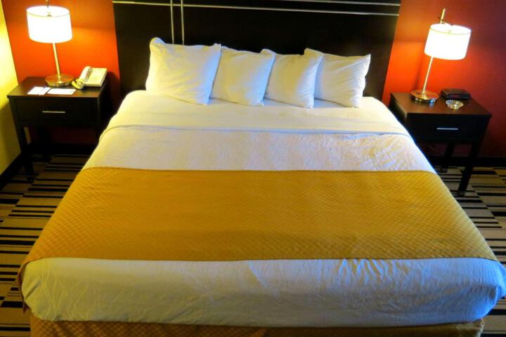 1 King Bed Microwave and Refrigerator WiFi Full Breakfast (9 of 20)
