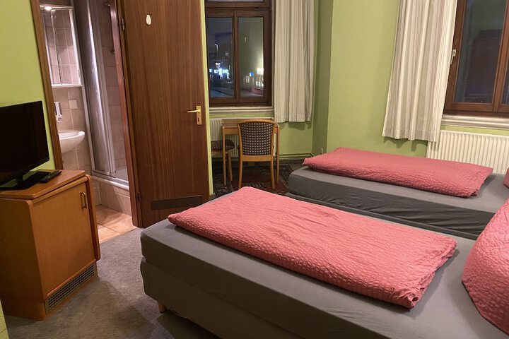 Room 3 of 28