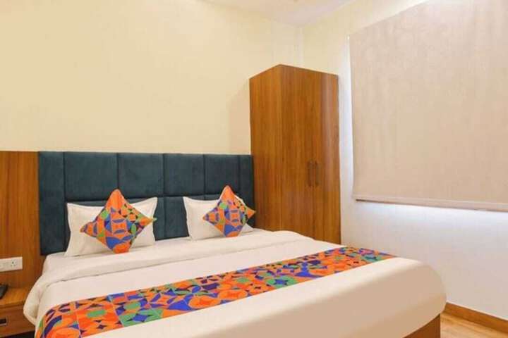Room 6 of 8