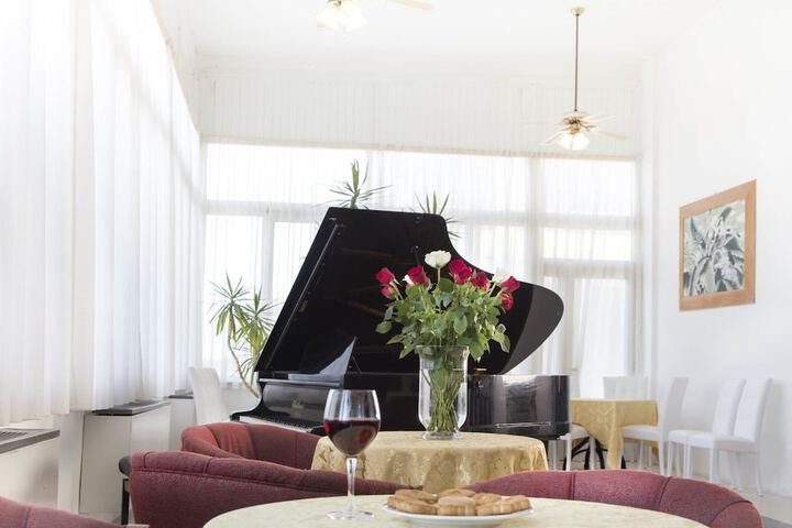 Lobby lounge