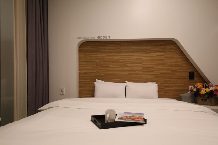 Room 6 of 12