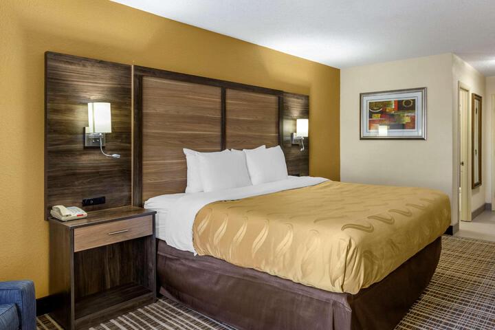 1 King Bed (4 of 9)