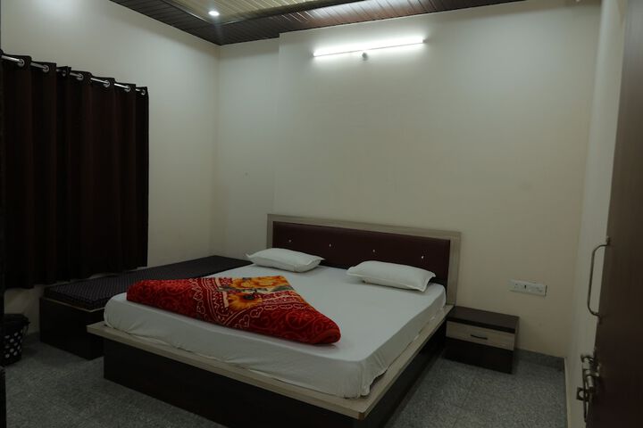 Room 6 of 16