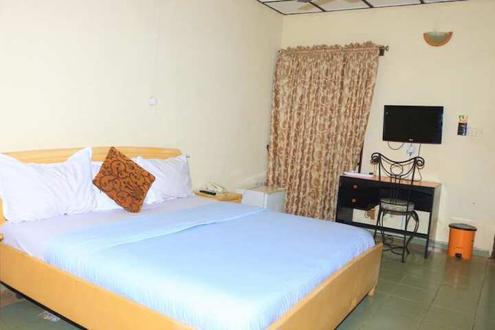Room 9 of 19