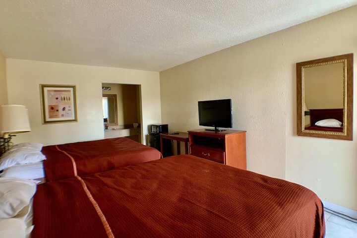 2 Queen Beds (5 of 13)