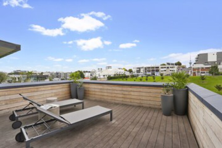 Sundeck 20 of 21