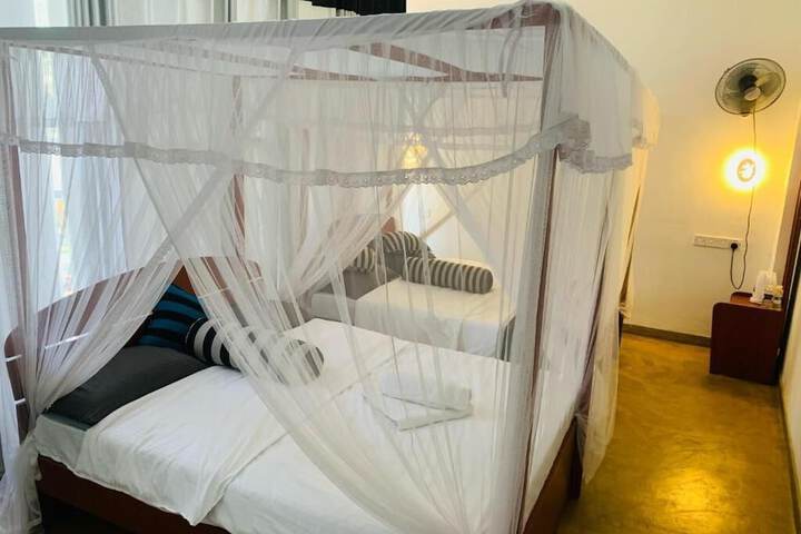 Room 6 of 10
