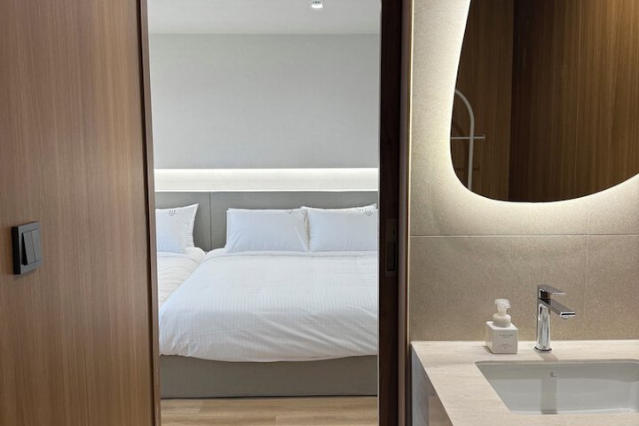 Room 27 of 37