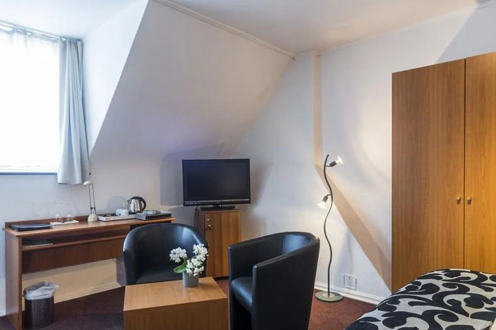 Room 8 of 14