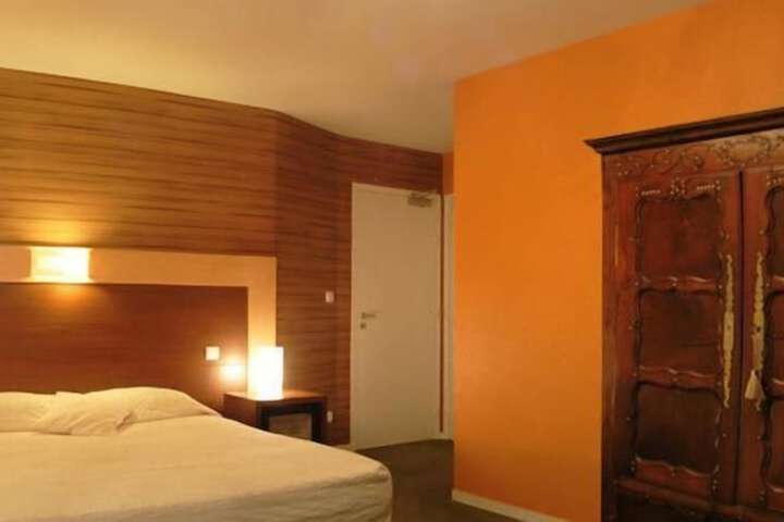 Room 4 of 73