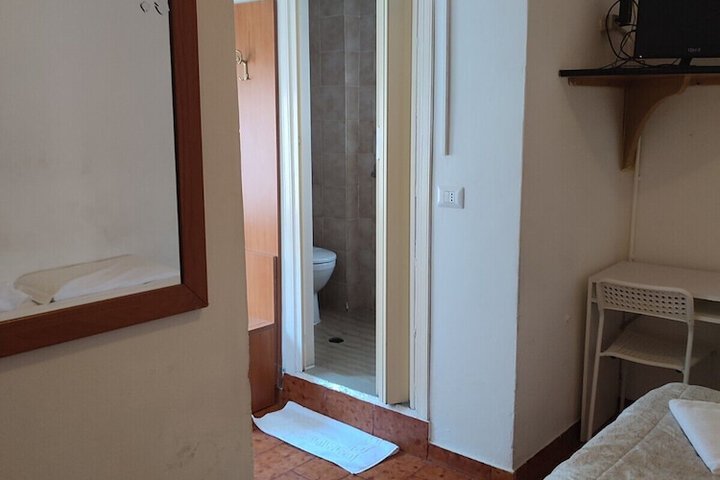 Room 6 of 30