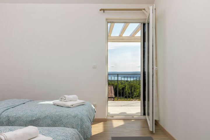Room 10 of 194