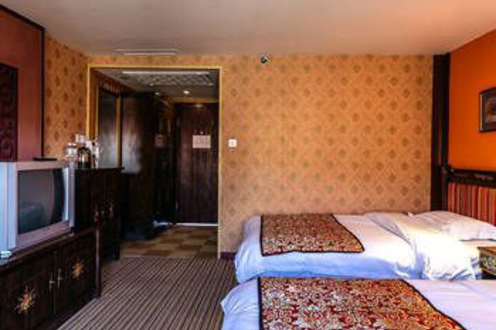 Room 6 of 8