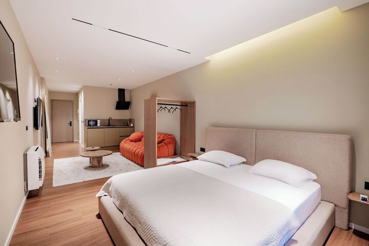 Room 2 of 132