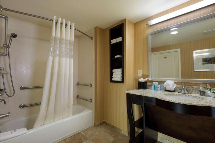 2 Queen Beds (8 of 12)