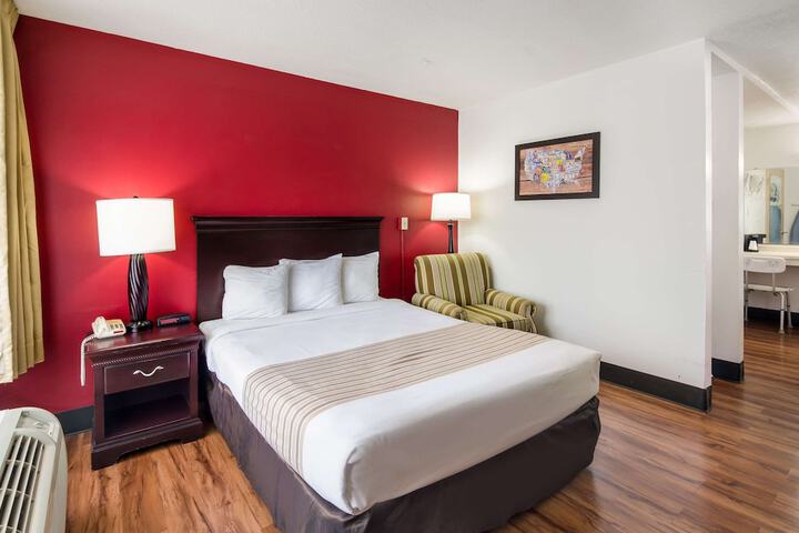 1 Queen Bed (10 of 15)