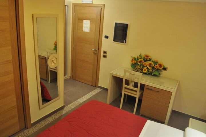 Room 6 of 44