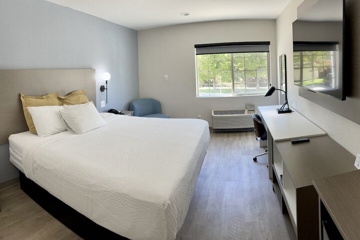 1 King Bed (5 of 10)