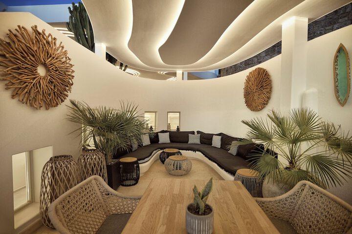Lounge 141 of 199
