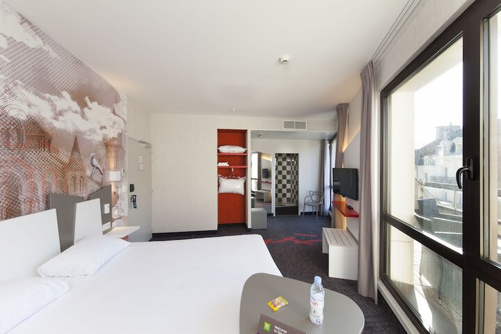 Room 85 of 143