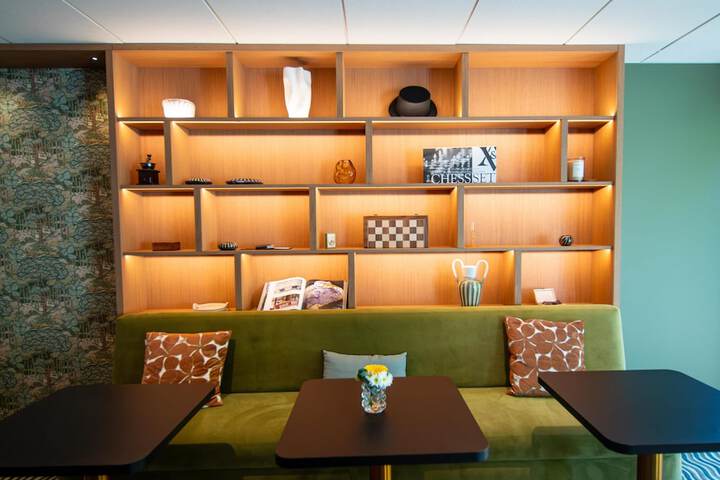 Lounge 37 of 48