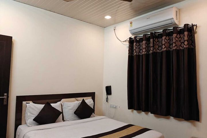 Room 13 of 38