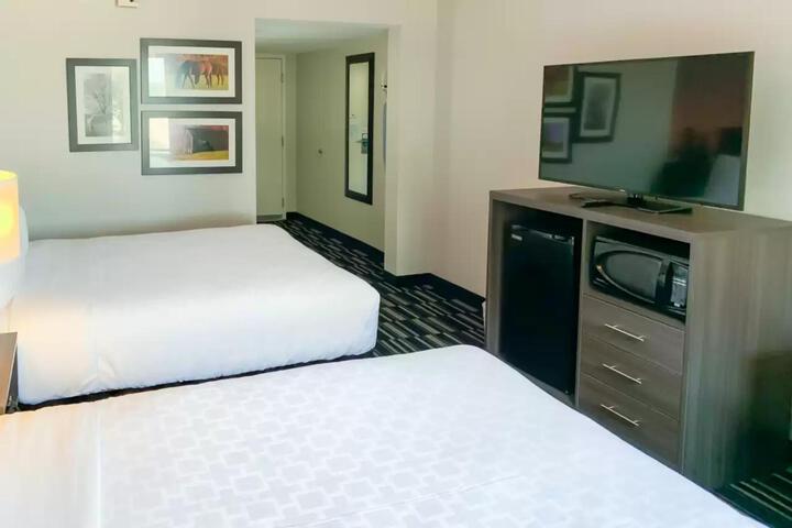 Quadruple Queen Bed (5 of 12)
