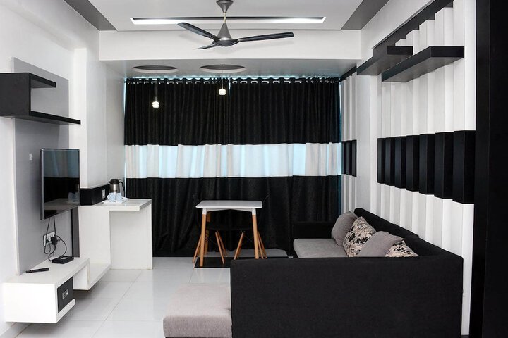Room 6 of 8