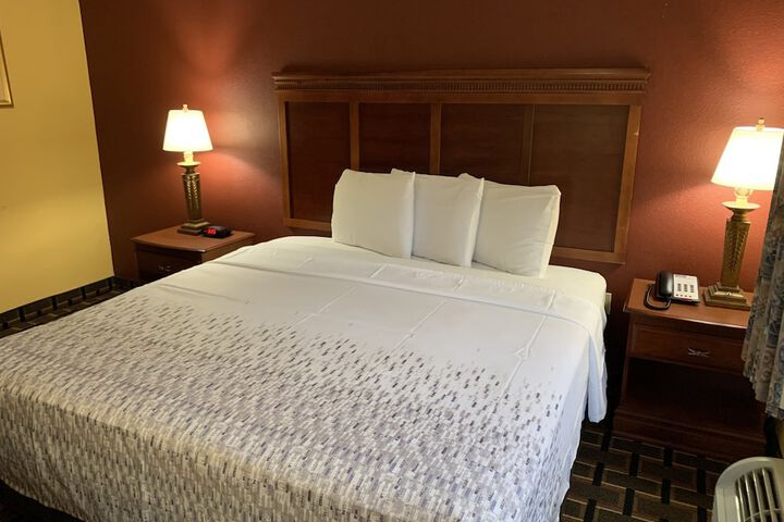 Single King Bed (2 of 5)