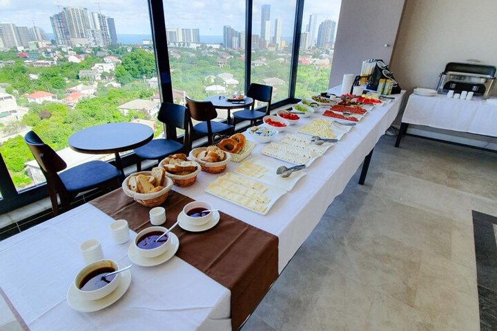 Dining 40 of 48