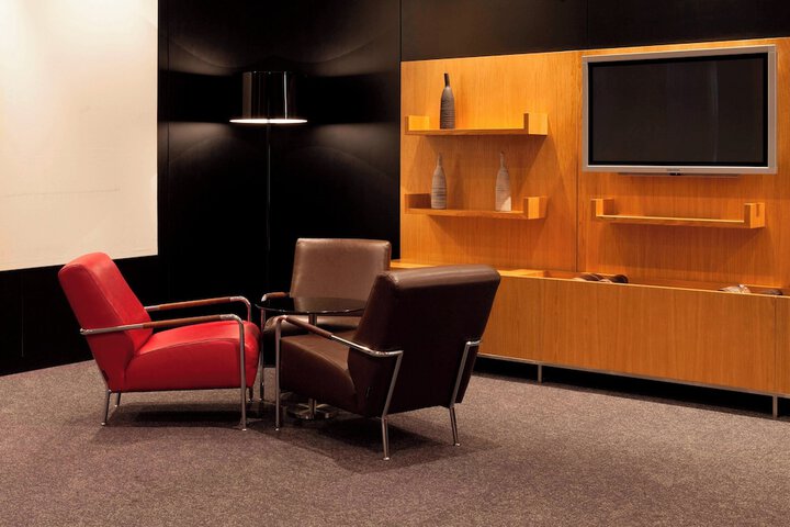 Lounge 23 of 34