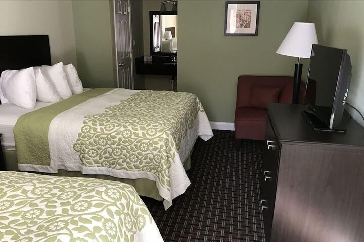 2 Queen Beds (8 of 11)