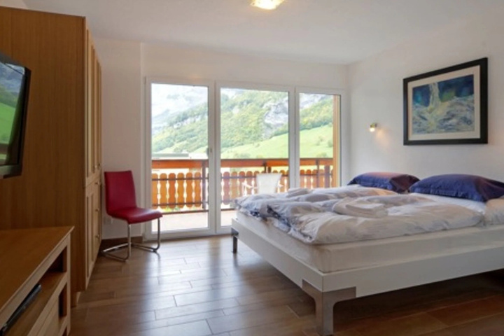 Room 2 of 10