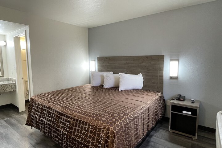 1 King Bed (4 of 5)