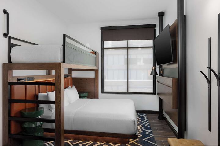 Compact Queen Room (6 of 23)