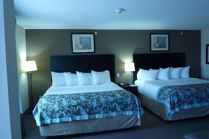 2 Queen Beds (2 of 13)