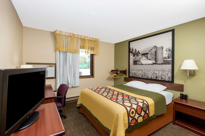 1 Queen Bed (7 of 12)