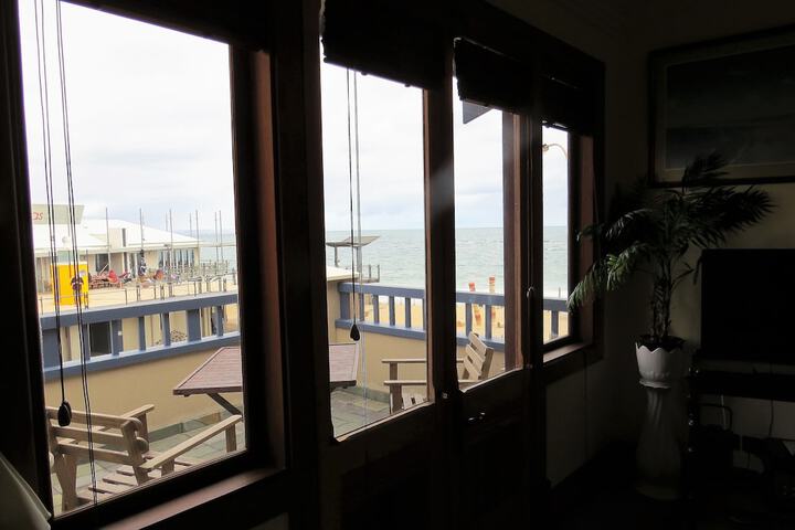 Room 9 of 28