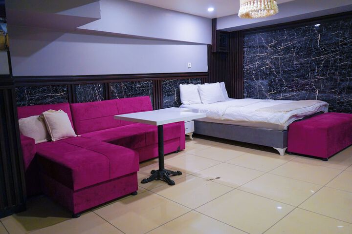 Room 27 of 33