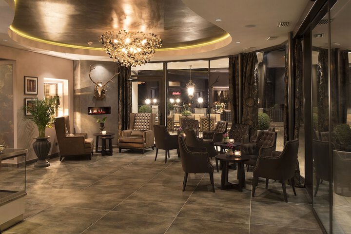 Lounge 54 of 62
