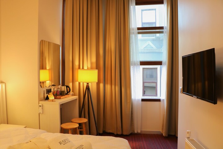 Room 9 of 47