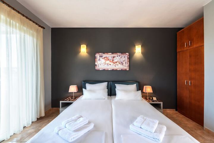 Room 8 of 94