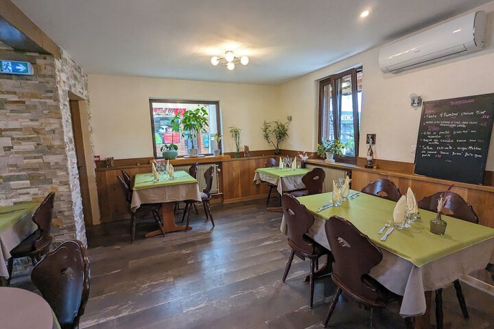 Dining 8 of 14