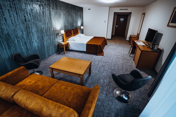 Room 35 of 176