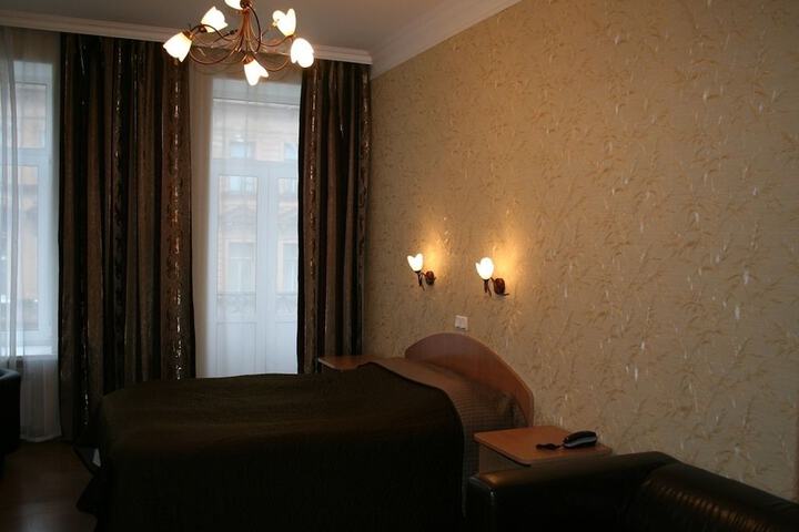 Room 11 of 28