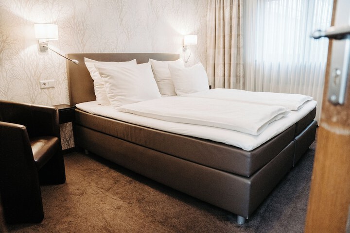 Room 8 of 38