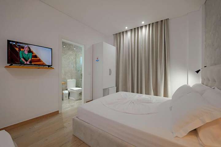 Room 42 of 141