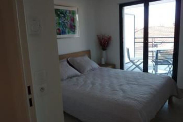 Room 9 of 32
