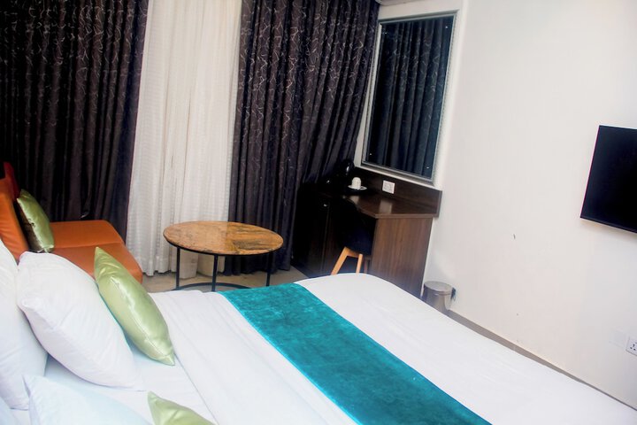 Room 10 of 33