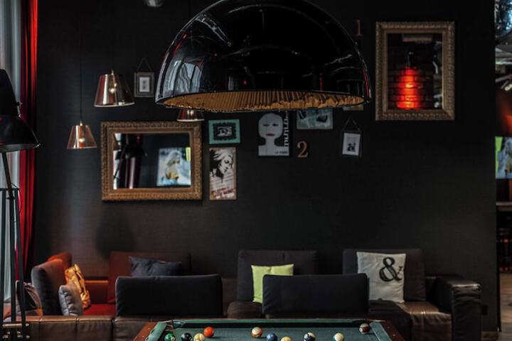 Lounge 28 of 41